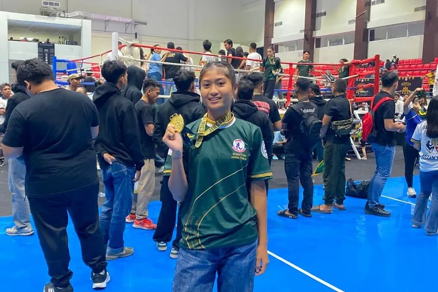 Satu-Satunya Wakil Kediri, Dwi Nur Halimah Sukses Rebut Emas Kejurnas Muaythai