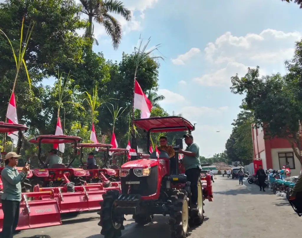 Mas Dhito Serahkan 216 Alsintan, Perkuat Modernisasi Pertanian dan Ketahanan Pangan Kabupaten Kediri