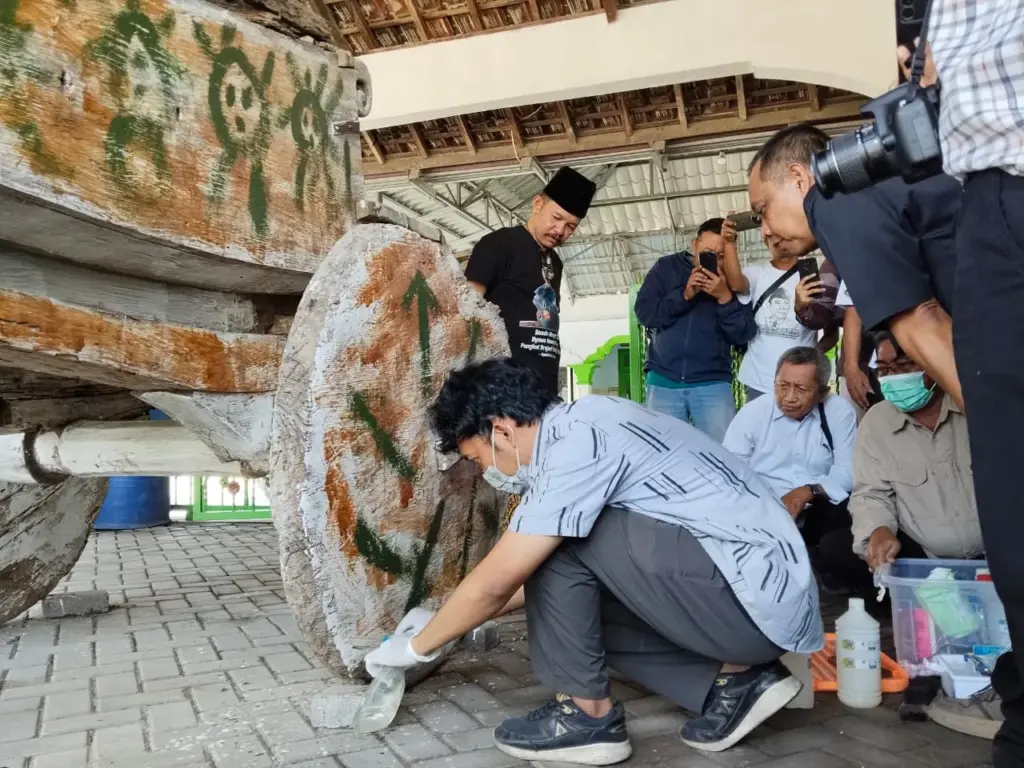 BPK Jatim Uji Coba Pembersihan Cat Aksi Vandalisme di Cikar Mbah Gleyor Kediri