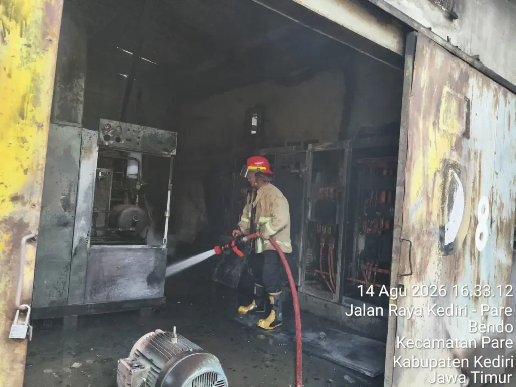 Korsleting Listrik Diduga Picu Kebakaran Pabrik Kayu di Pare, Kerugian Rp400 Juta