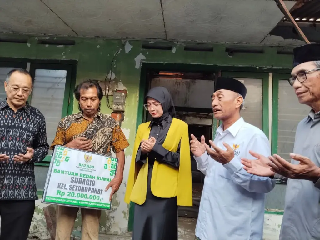 Tinjau Rumah Warga Tak Layak Huni, Wali Kota Kediri Gerakkan Gotong Royong Bantu Subagio
