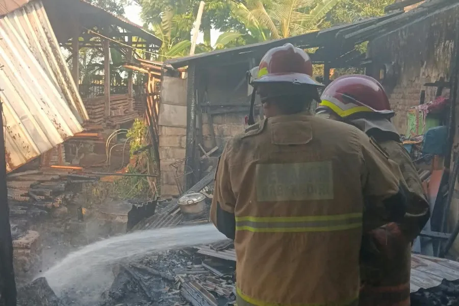 Diduga Gara-gara Puntung Rokok, Gudang Kayu dan Warung di Kediri Ludes Dilalap Api