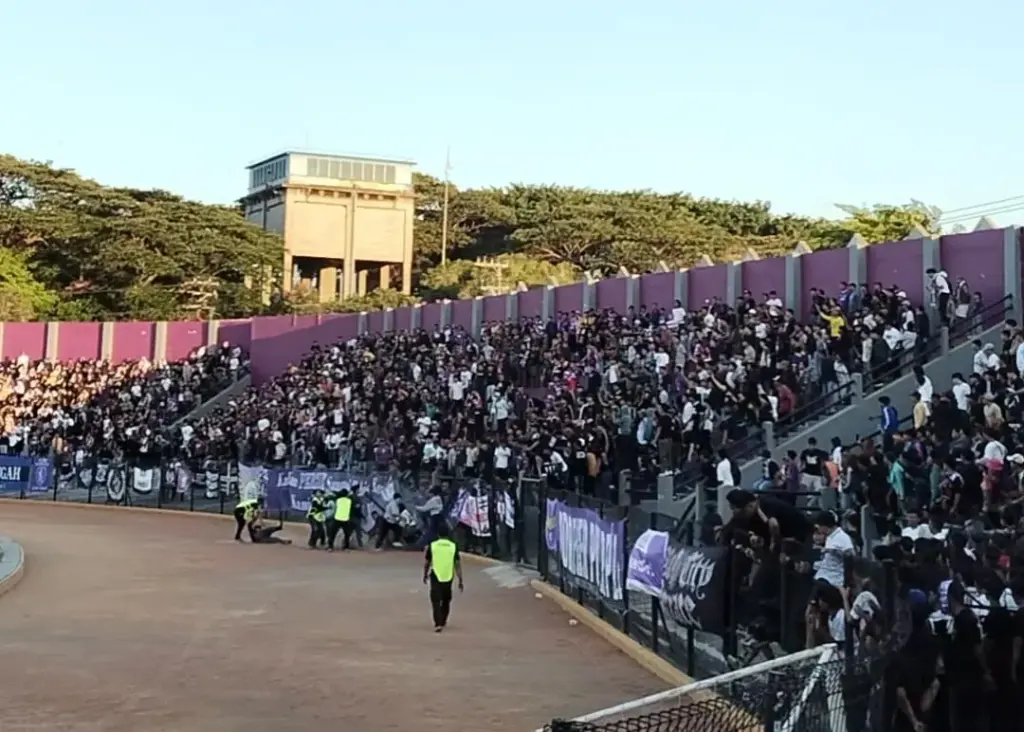 Laga Perdana Persik Vs Dewa United Ricuh, Pagar Tribun Brawijaya Roboh