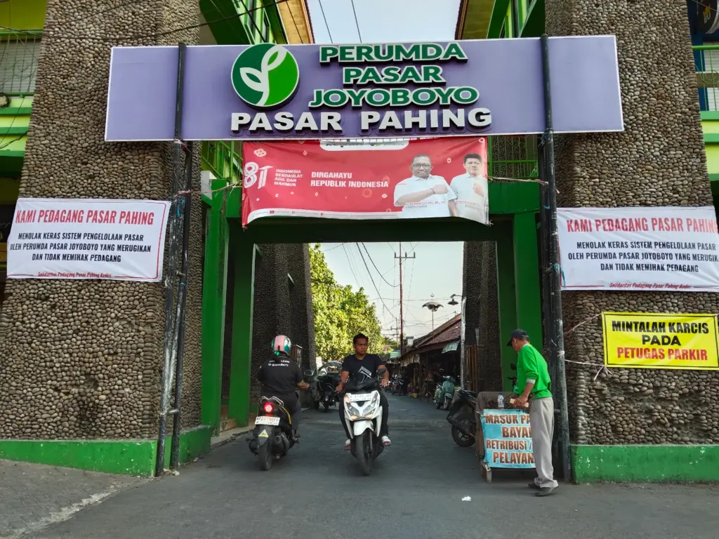 Pedagang Pasang Banner Penolakan, Perumda Pasar Joyoboyo Ungkap Polemik Tarif Pasar Pahing