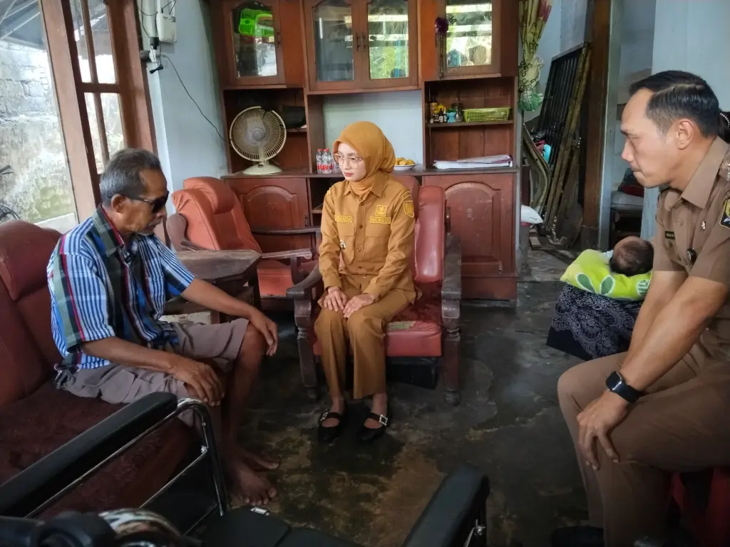 Wali Kota Vinanda Serahkan Bantuan Alat Mobilitas untuk Penyandang Disabilitas di Kediri