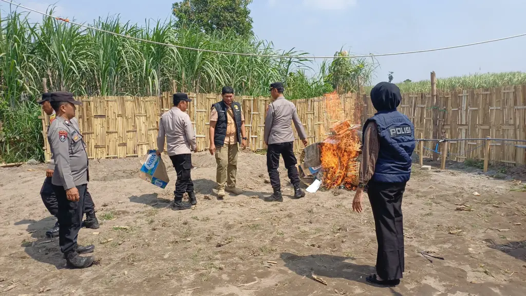 Gerebek Judi Sabung Ayam di Kandat Kediri, Polisi Bakar Bekas Perlengkapan