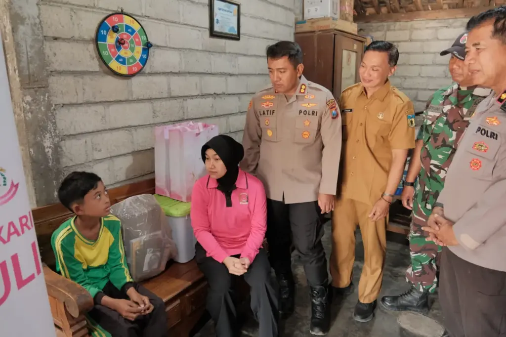 Tak Hanya Bantuan, Kapolres Kediri Beri Dukungan Moril untuk Marfel, Bocah 11 Tahun yang Rawat Ibunya