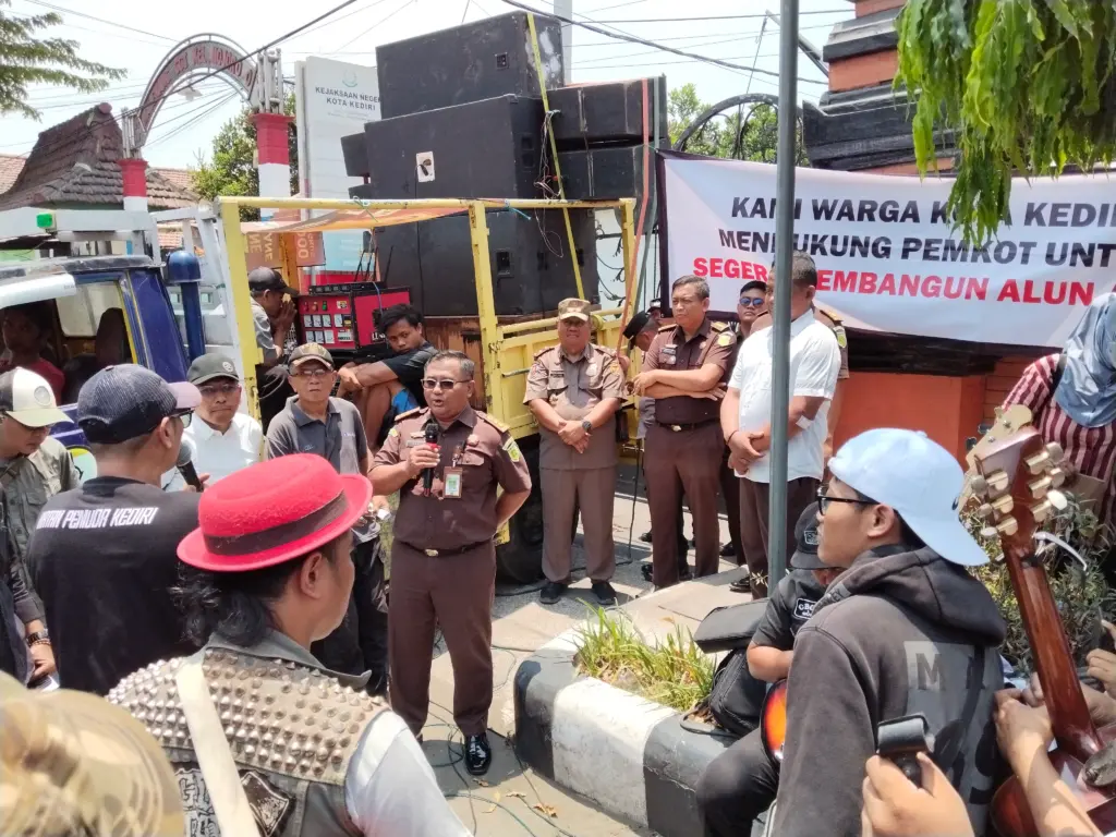 Puluhan Massa Desak Kejari Kota Kediri Usut Dugaan Jual Beli Kios dan Mangkraknya Alun-Alun