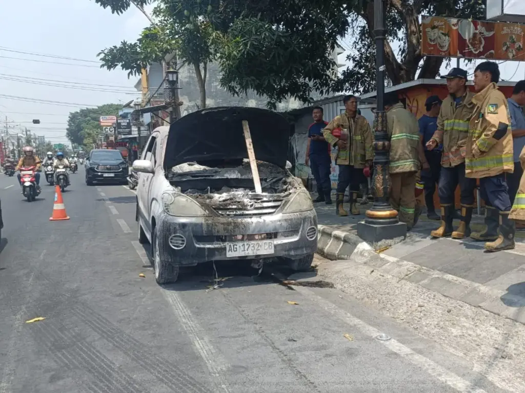 Mobil Avanza Terbakar Saat Melintas di Jalan Soekarno-Hatta Kediri, Penumpang Sempat Terjebak