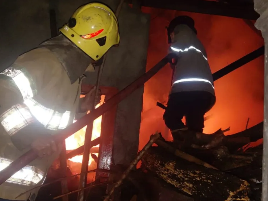 Oven Tradisional Dekat Tumpukan Kayu, Bangunan Warga Gurah Kediri Terbakar
