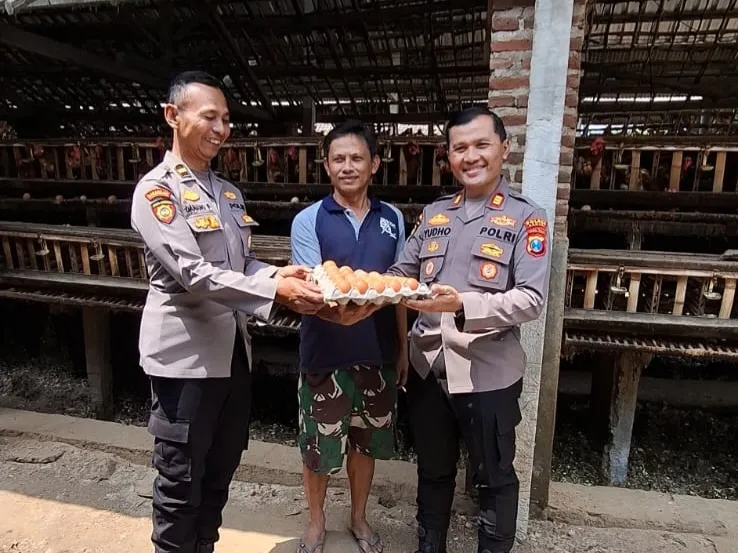Jaga Ketahanan Pangan, Polsek Kandat Dampingi Peternak Ayam di Desa Karangrejo