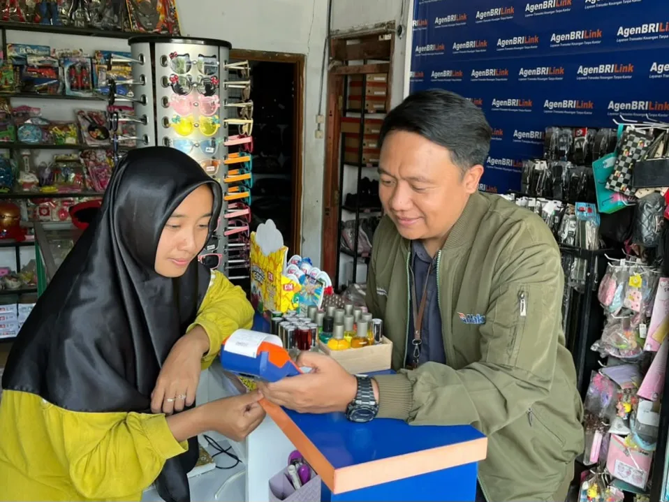 Dekatkan Akses Perbankan di Desa Jekek Baron, Agen BRILink Rizqi Lancar Jadi Solusi Transaksi dan Belanja Warga