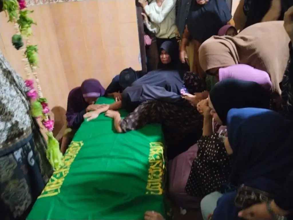 Tangis Keluarga Pecah, Jenazah Aditya Korban KMP Virgo Tiba di Kediri