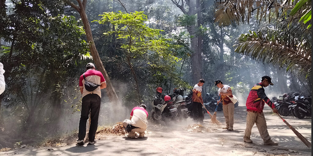 DPC Gerindra Kediri Gelar Aksi Indonesia Asri, Tebar 10 Ribu Bibit Ikan Nila di Sumber Gundi