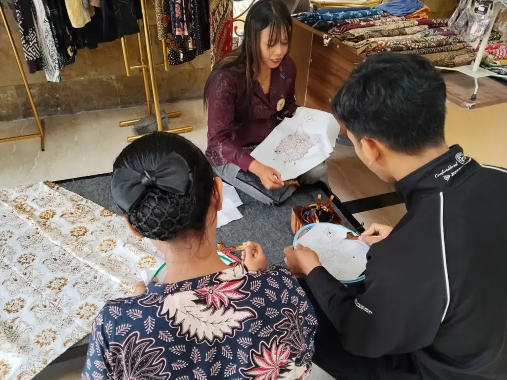 Tak Sekadar Peringatan, Hotel Lotus Garden Kediri Hadirkan Pengalaman Membatik untuk Tamu