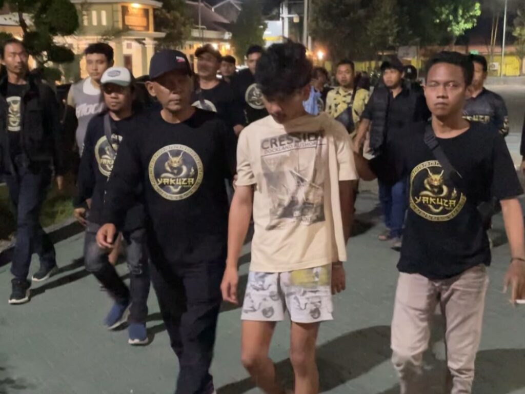 Yakuza Maneges Kediri Serahkan 2 Pelaku Kekerasan Seksual Terhadap Remaja 15 Tahun ke Polisi