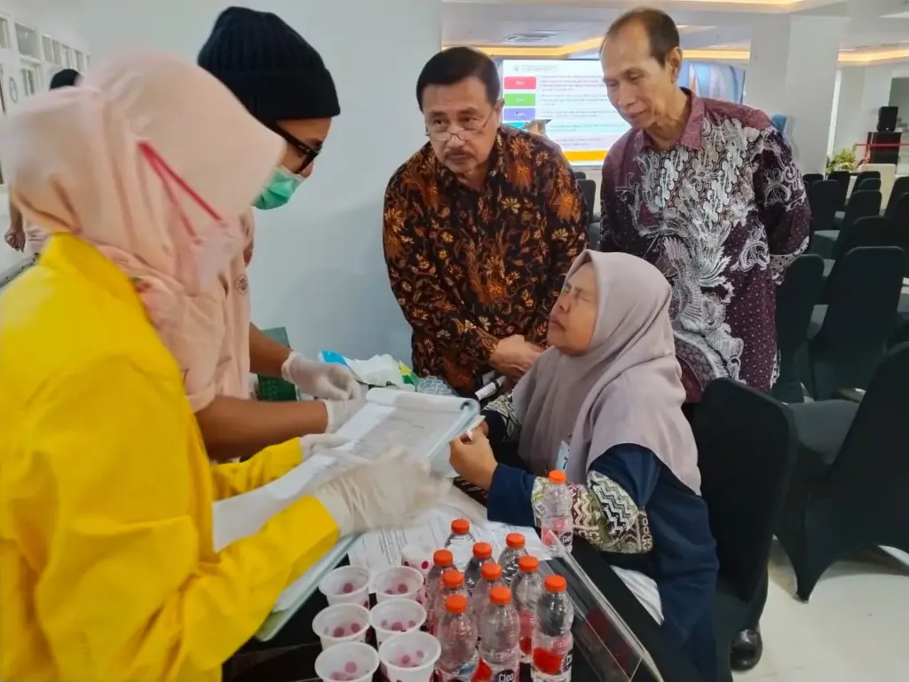FKG Universitas Kadiri dan FKG UGM Kolaborasi Penelitian dan Pengabdian Masyarakat: Kaji Buah Bit Sebagai Bahan Pendeteksi Plak Gigi