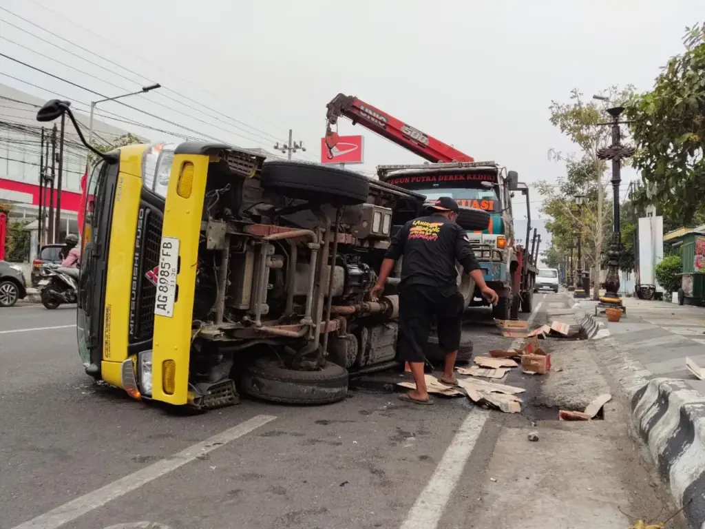 Truk Box Diduga Ngeblong saat Lalu Lintas Padat, Berujung Terguling di Ngasem Kediri