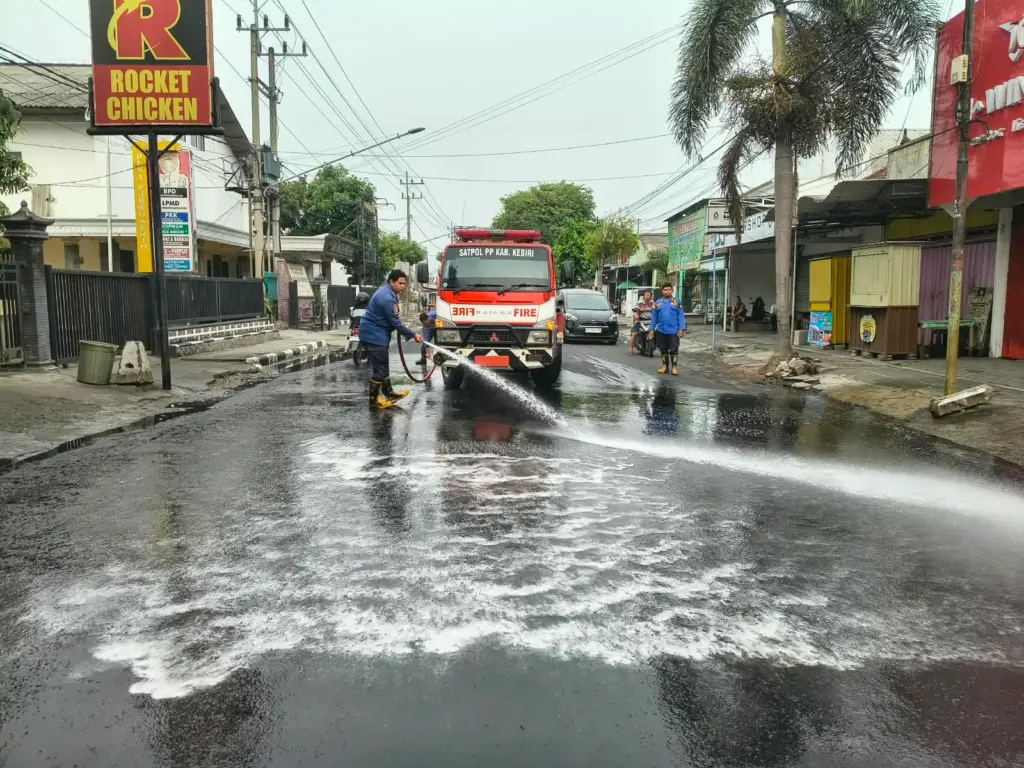 Dua Warga Terpeleset, Damkar Kediri Bergerak Bersihkan Tumpahan Limbah Blotong
